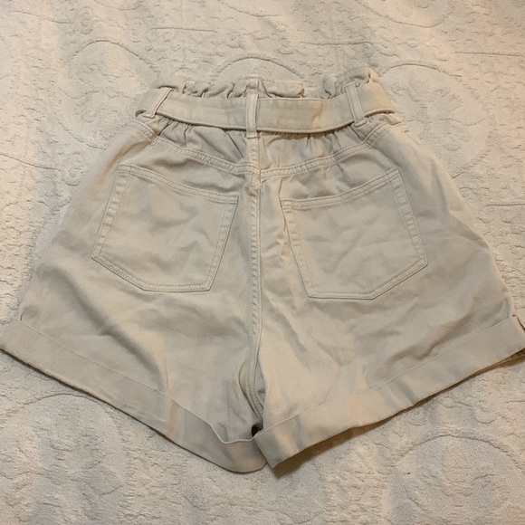 H&M White Jean Shorts with belt - Picture 2 of 3